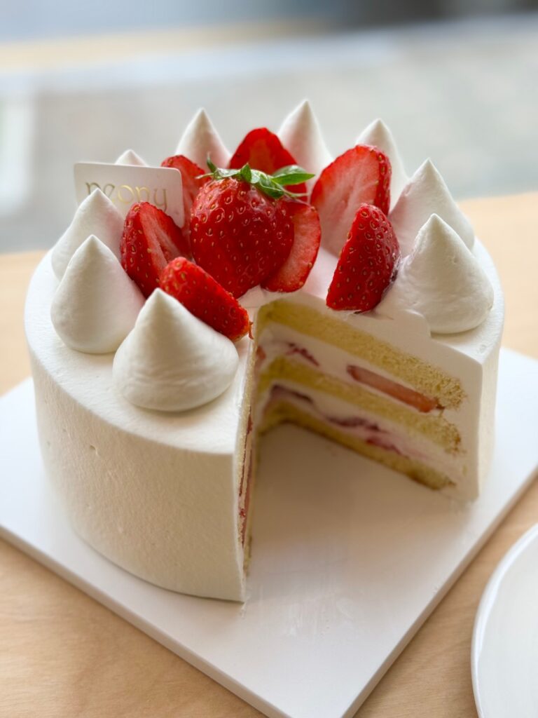 피오니 딸기 생크림 케이크